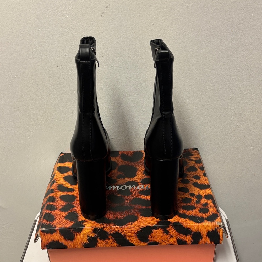 Elegant Black Heeled Boots - Picture 5 of 9